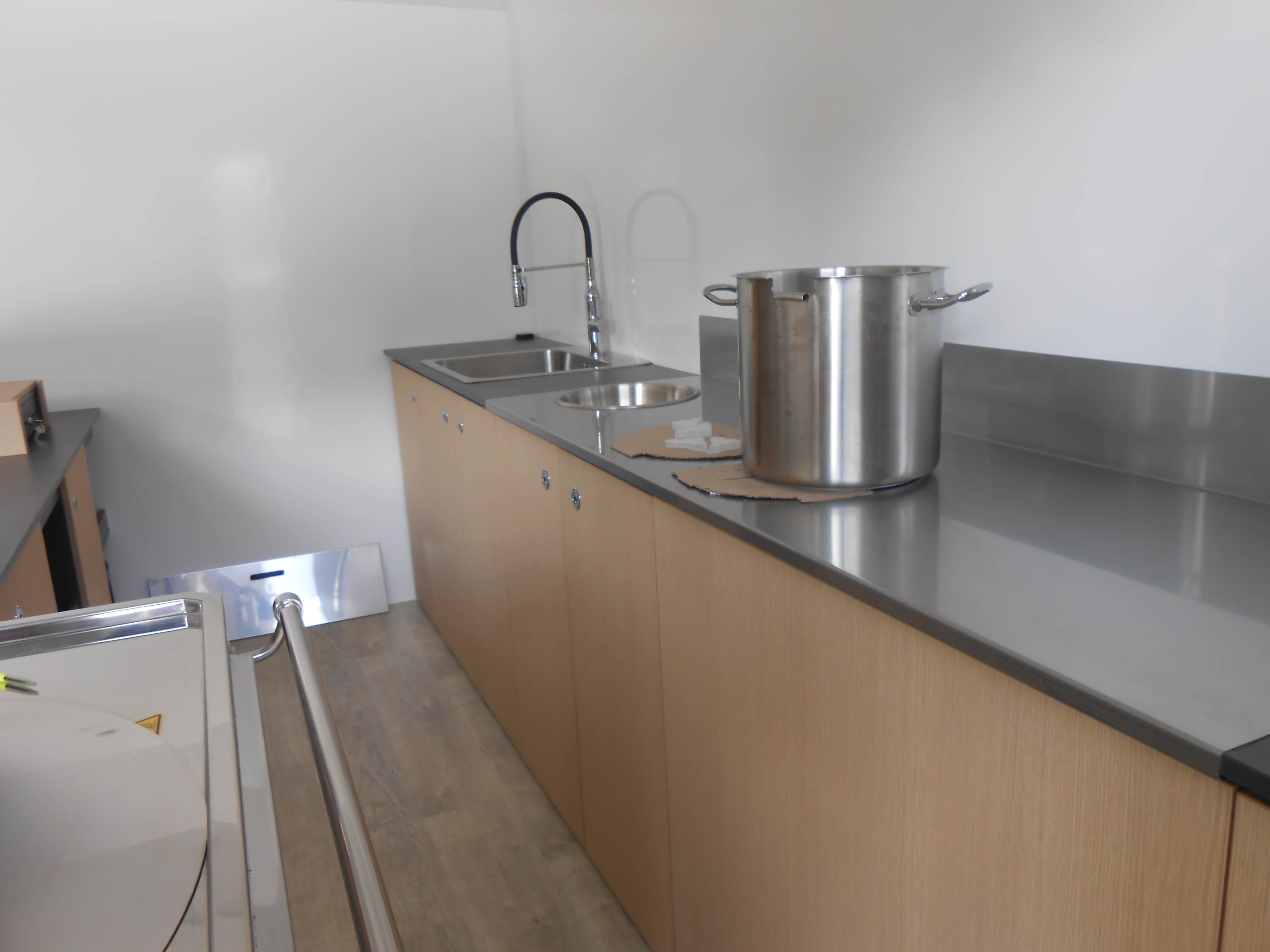 Foodtruck churros 2/2 Foodtruc churros aménagé par Van Aménagement