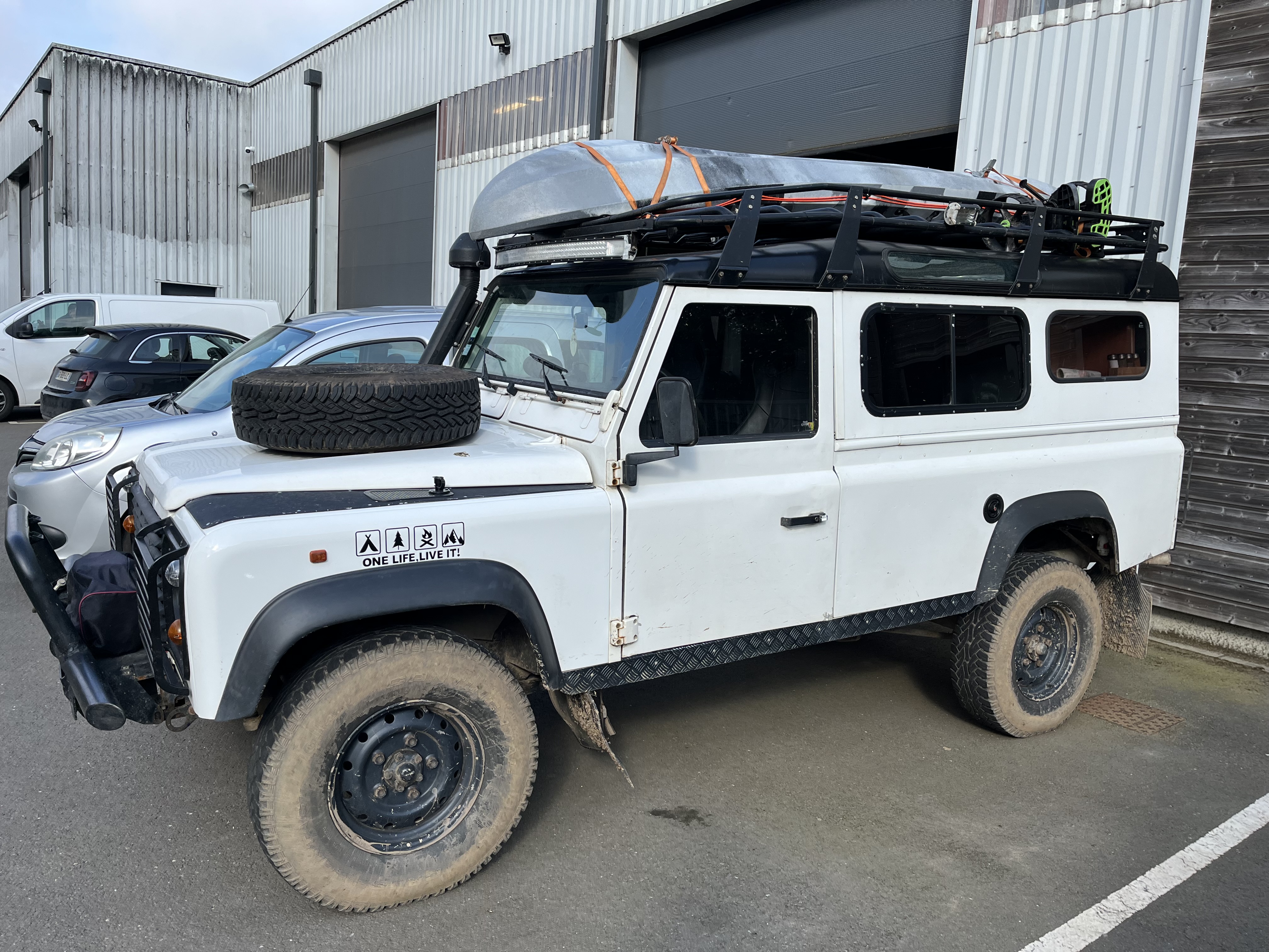 Defender 1/6 Land Rover Defender aménagé par Van Aménagement