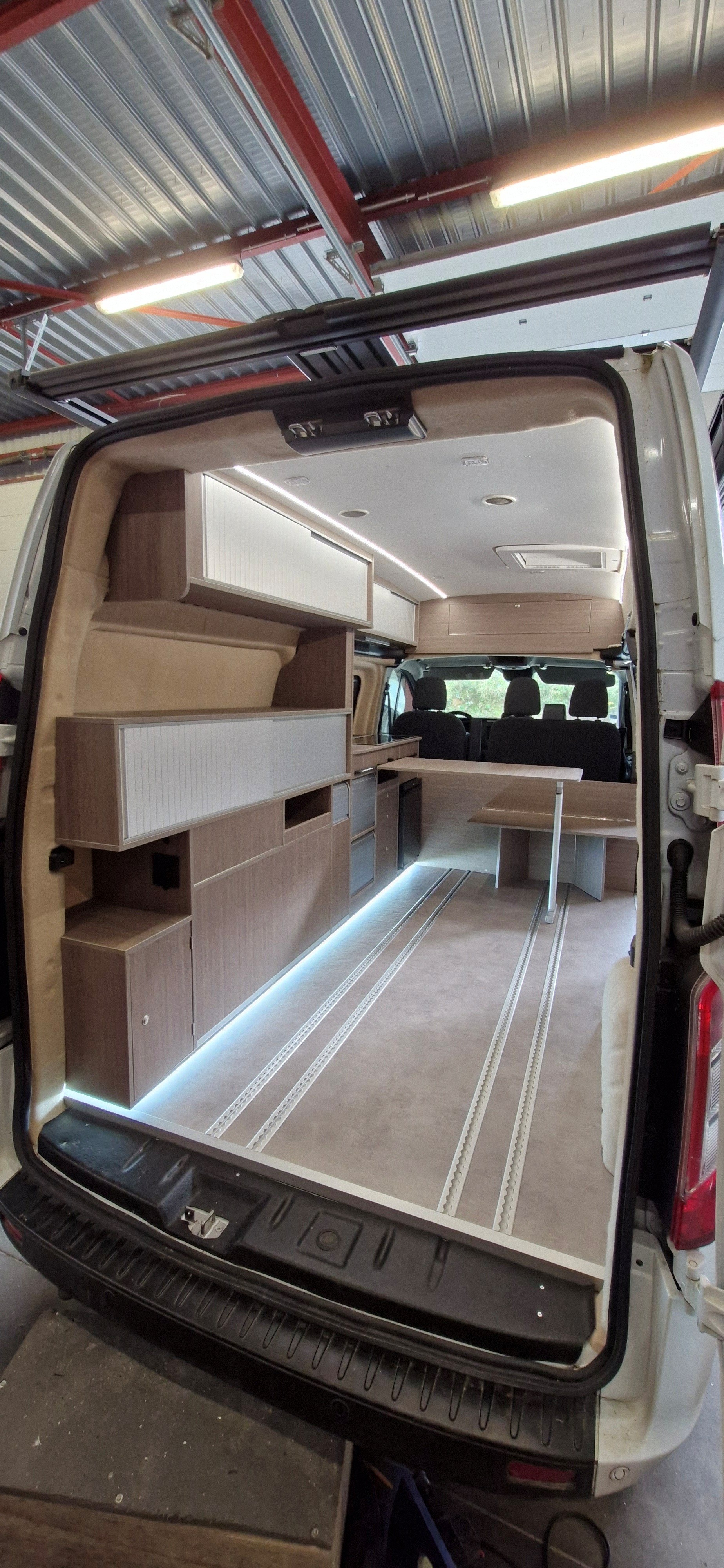 Ford Custom L2H2 1/6 Un Ford Custom L2H2 aménagé par Van Aménagement