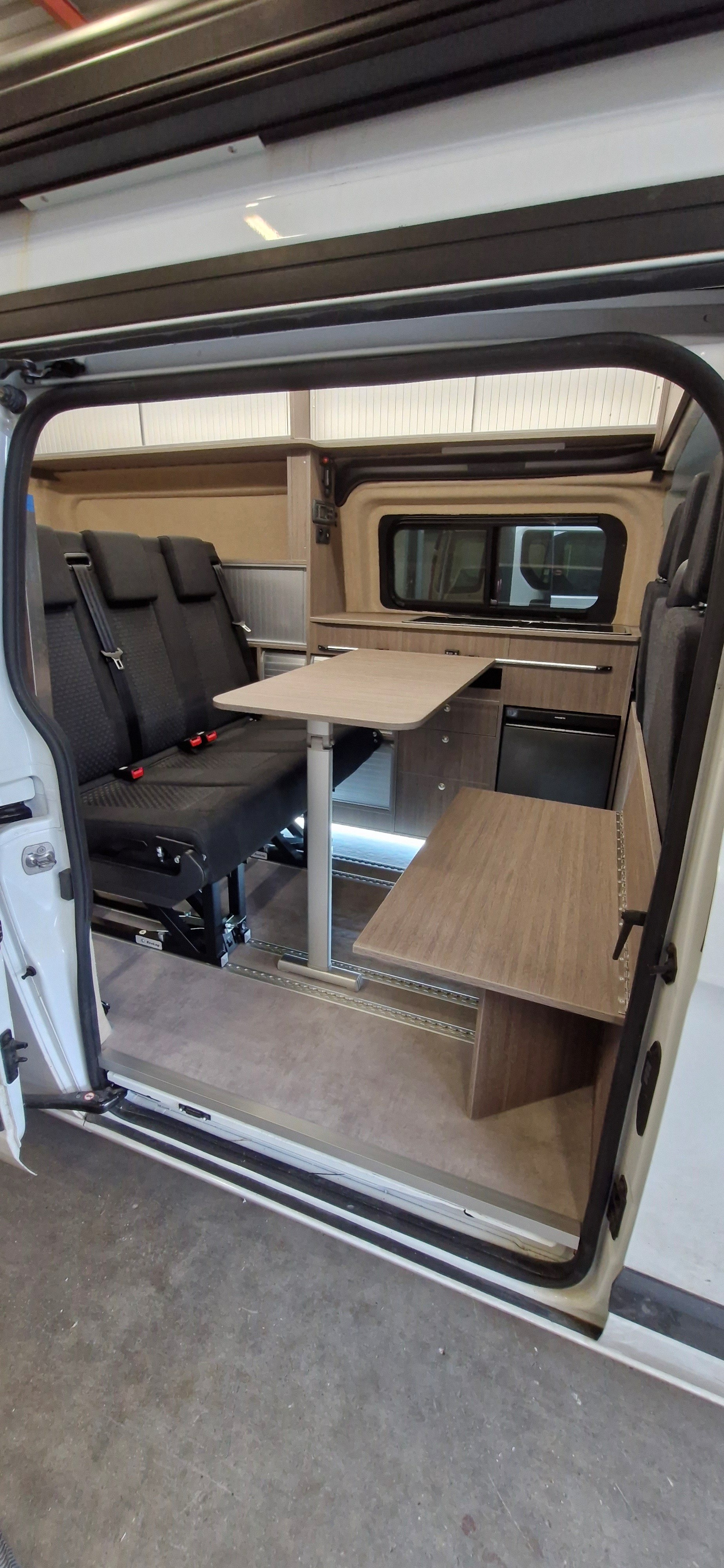 Ford Custom L2H2 2/6 Un Ford Custom L2H2 aménagé par Van Aménagement