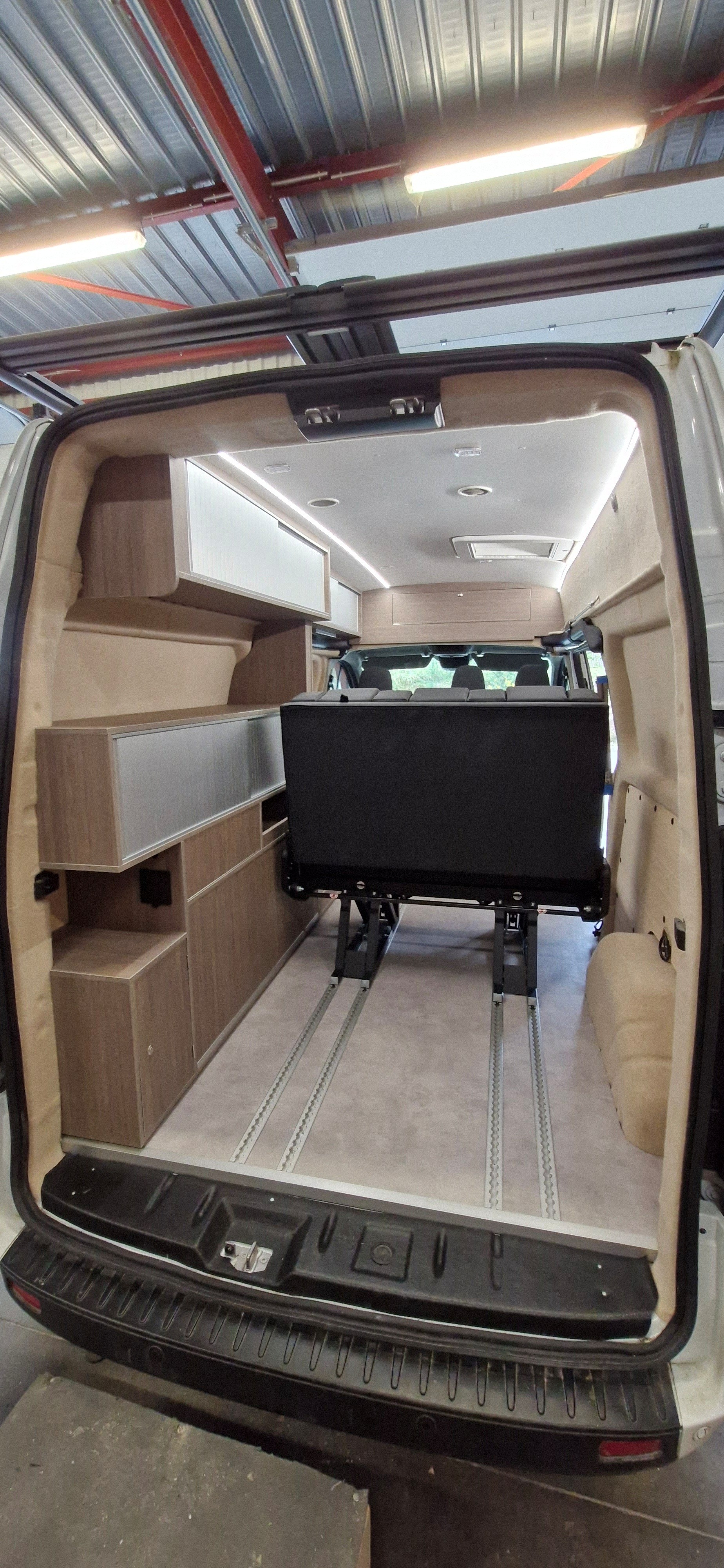 Ford Custom L2H2 3/6 Un Ford Custom L2H2 aménagé par Van Aménagement