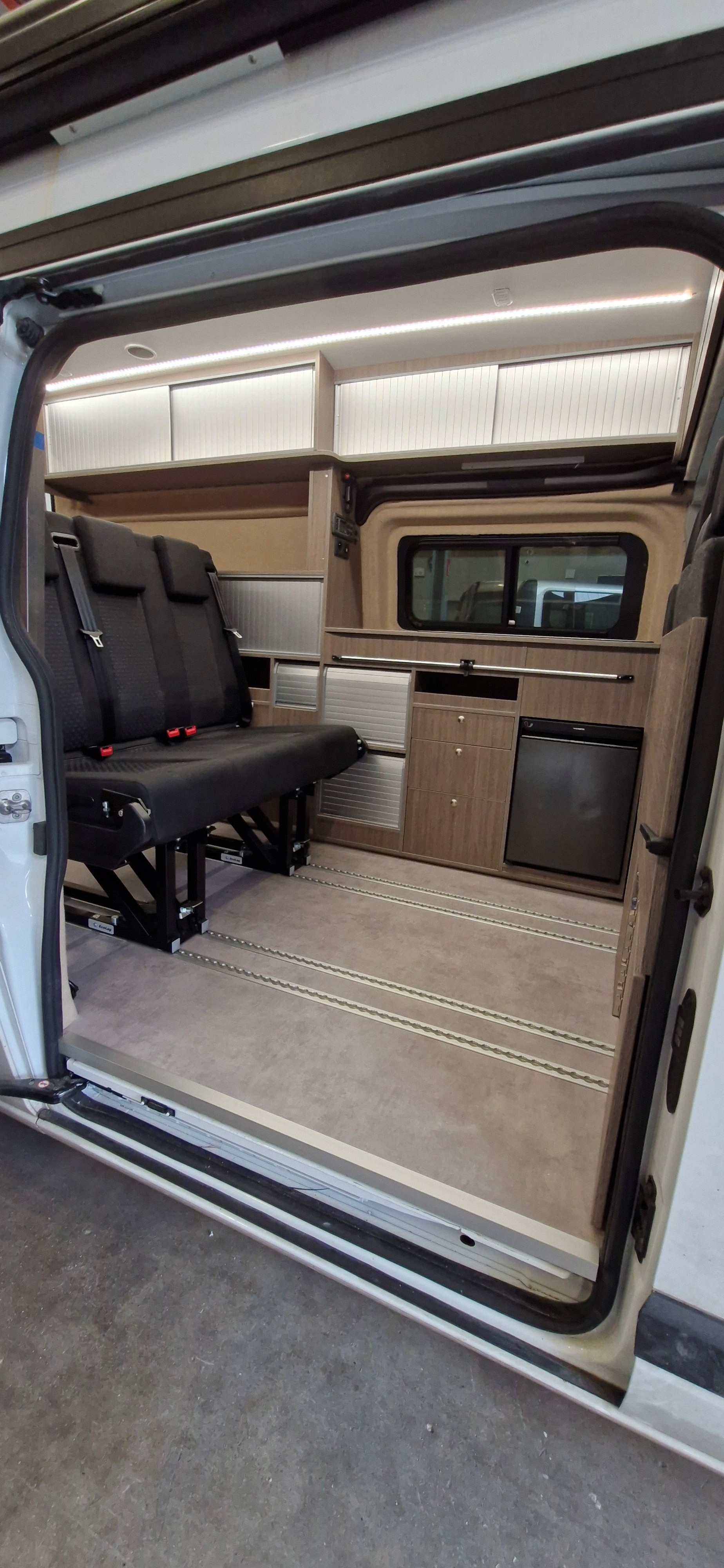 Ford Custom L2H2 4/6 Un Ford Custom L2H2 aménagé par Van Aménagement