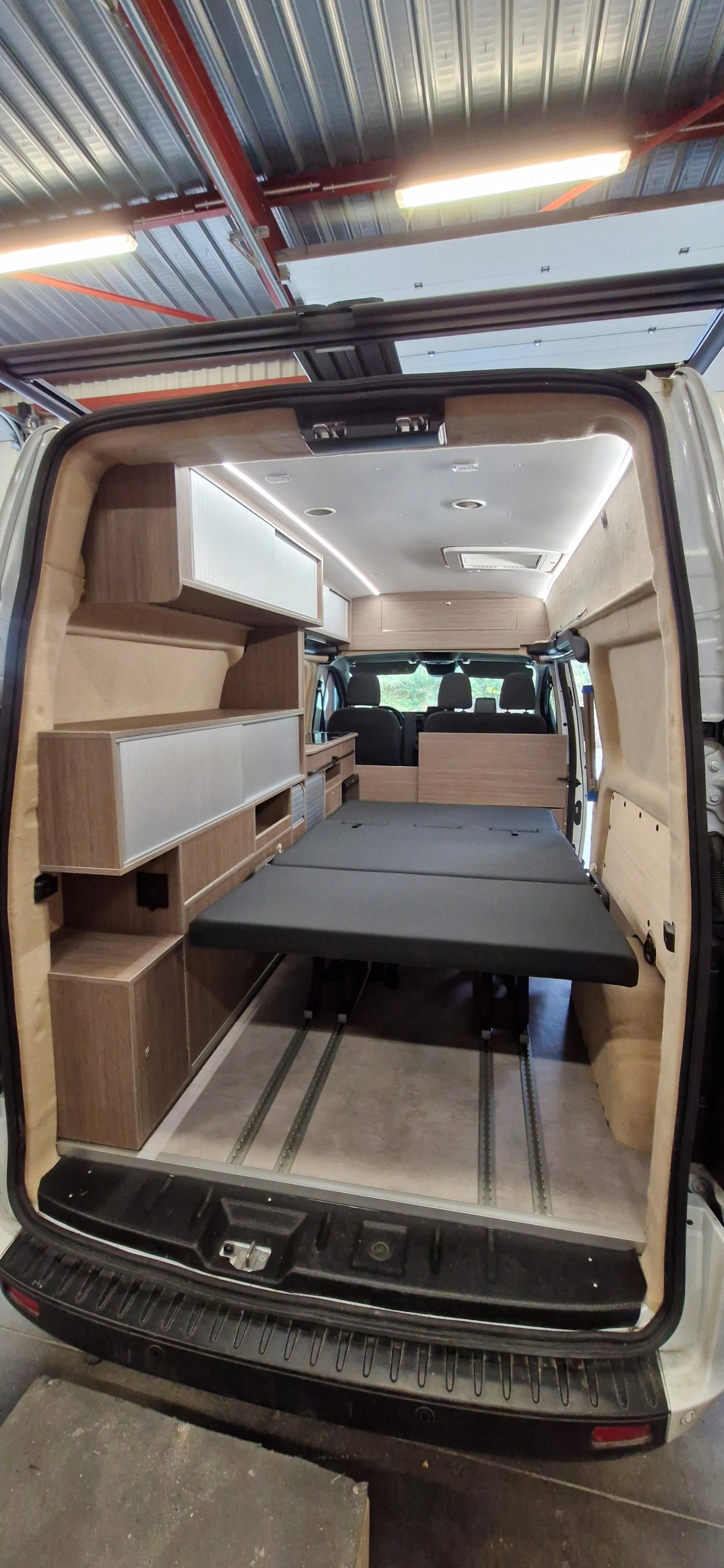 Ford Custom L2H2 5/6 Un Ford Custom L2H2 aménagé par Van Aménagement