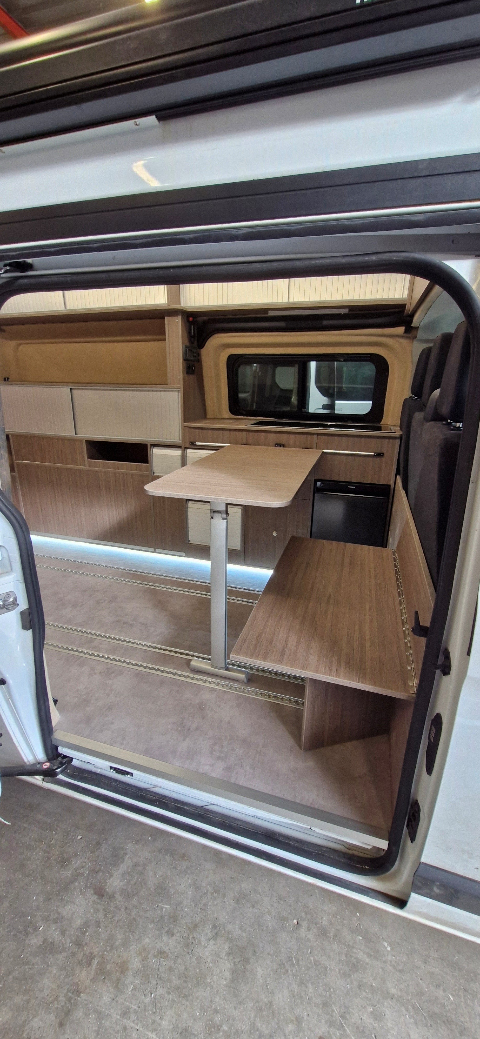 Ford Custom L2H2 6/6 Un Ford Custom L2H2 aménagé par Van Aménagement