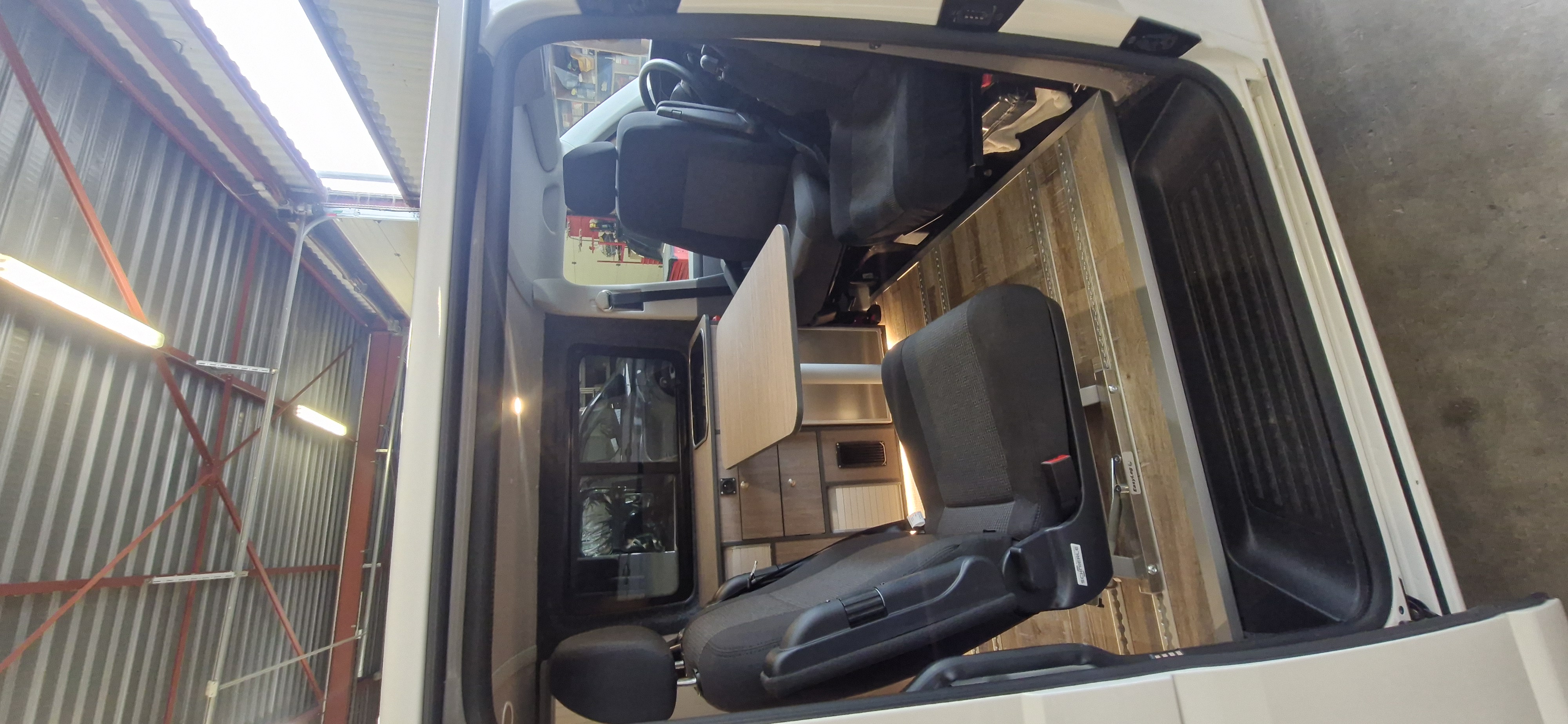 Un Volkswagen T6 aménagé façon California par Van Aménagement