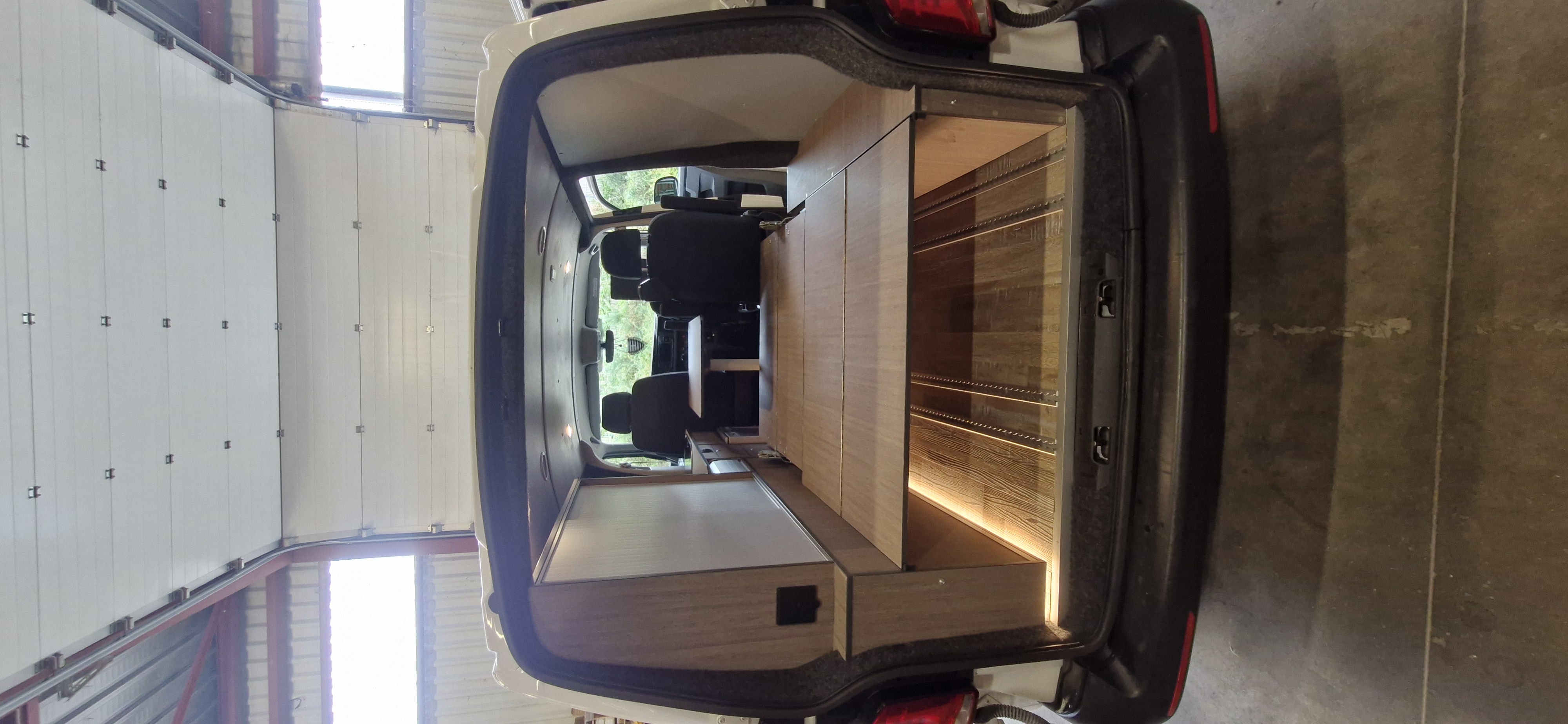 Un Volkswagen T6 aménagé façon California par Van Aménagement